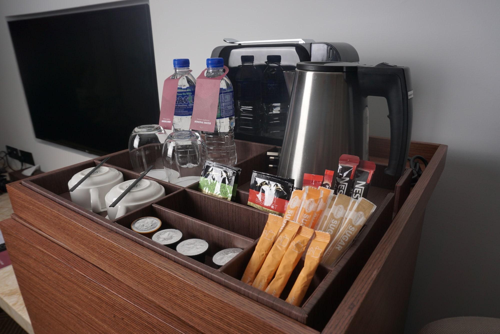 Movenpick Hotel & Convention Centre Klia Sepang Exterior foto A tea and coffee tray in a hotel room