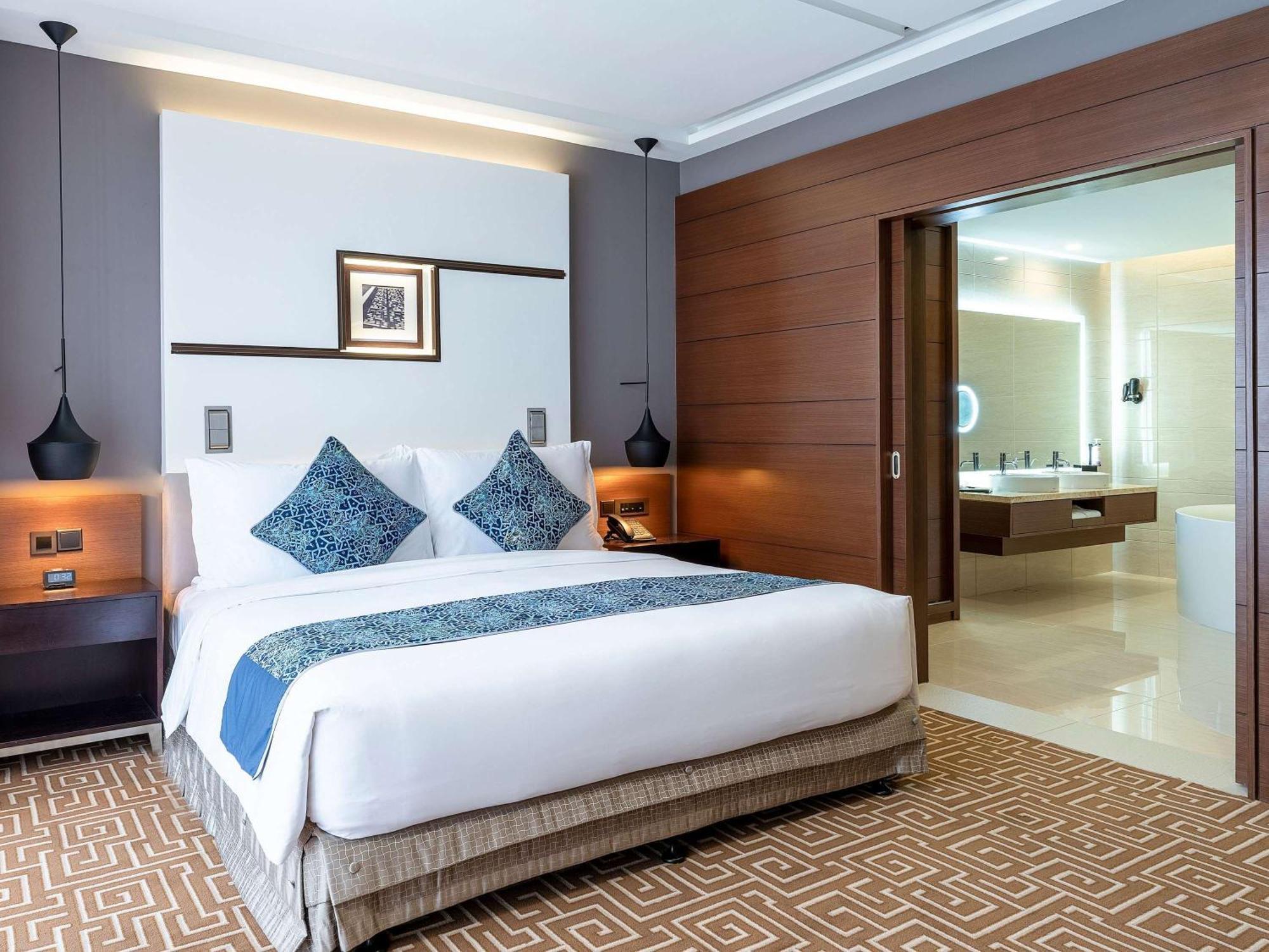 Movenpick Hotel & Convention Centre Klia Sepang Exterior foto A bedroom at the hotel
