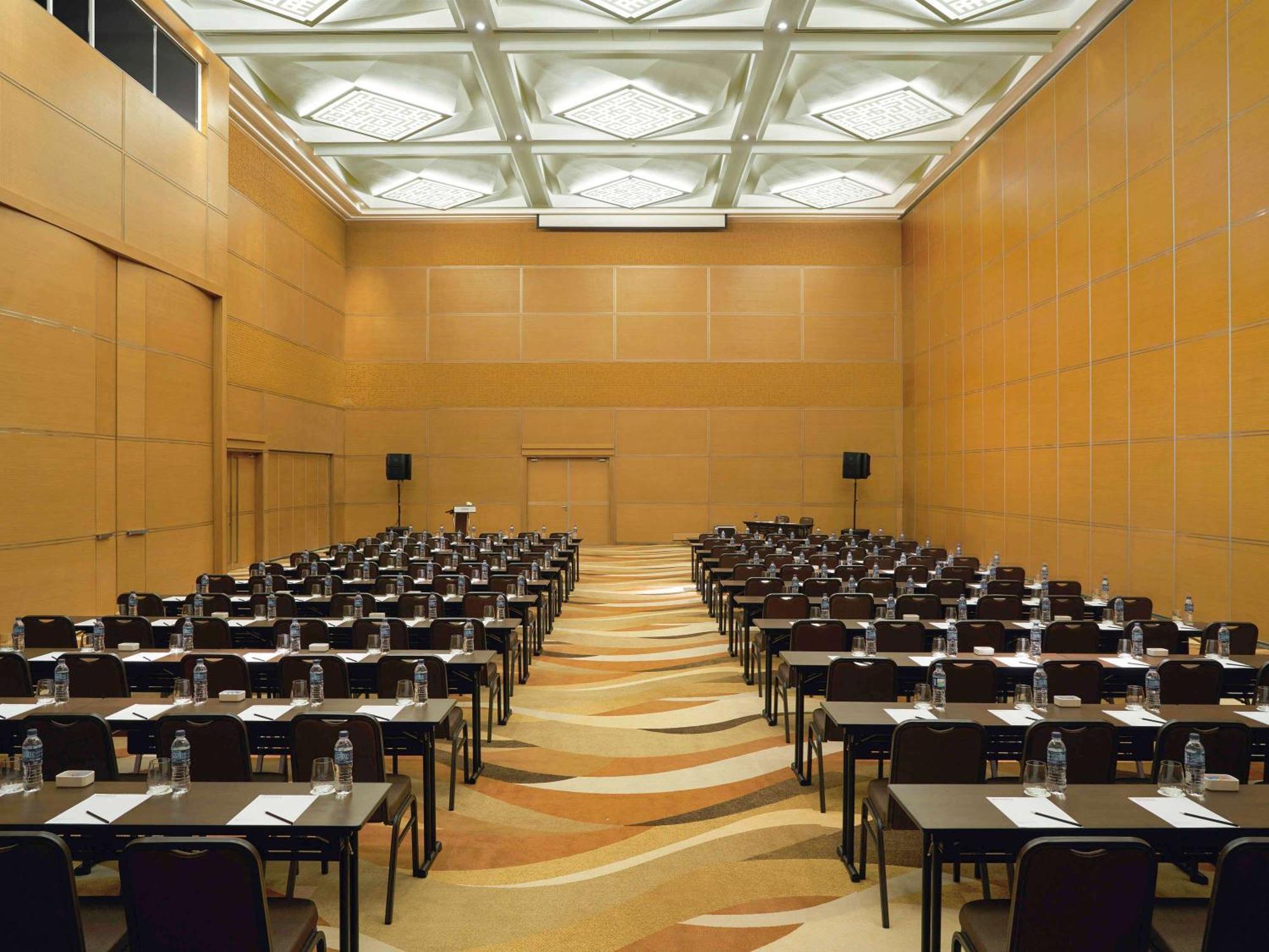 Movenpick Hotel & Convention Centre Klia Sepang Exterior foto The Auditorium