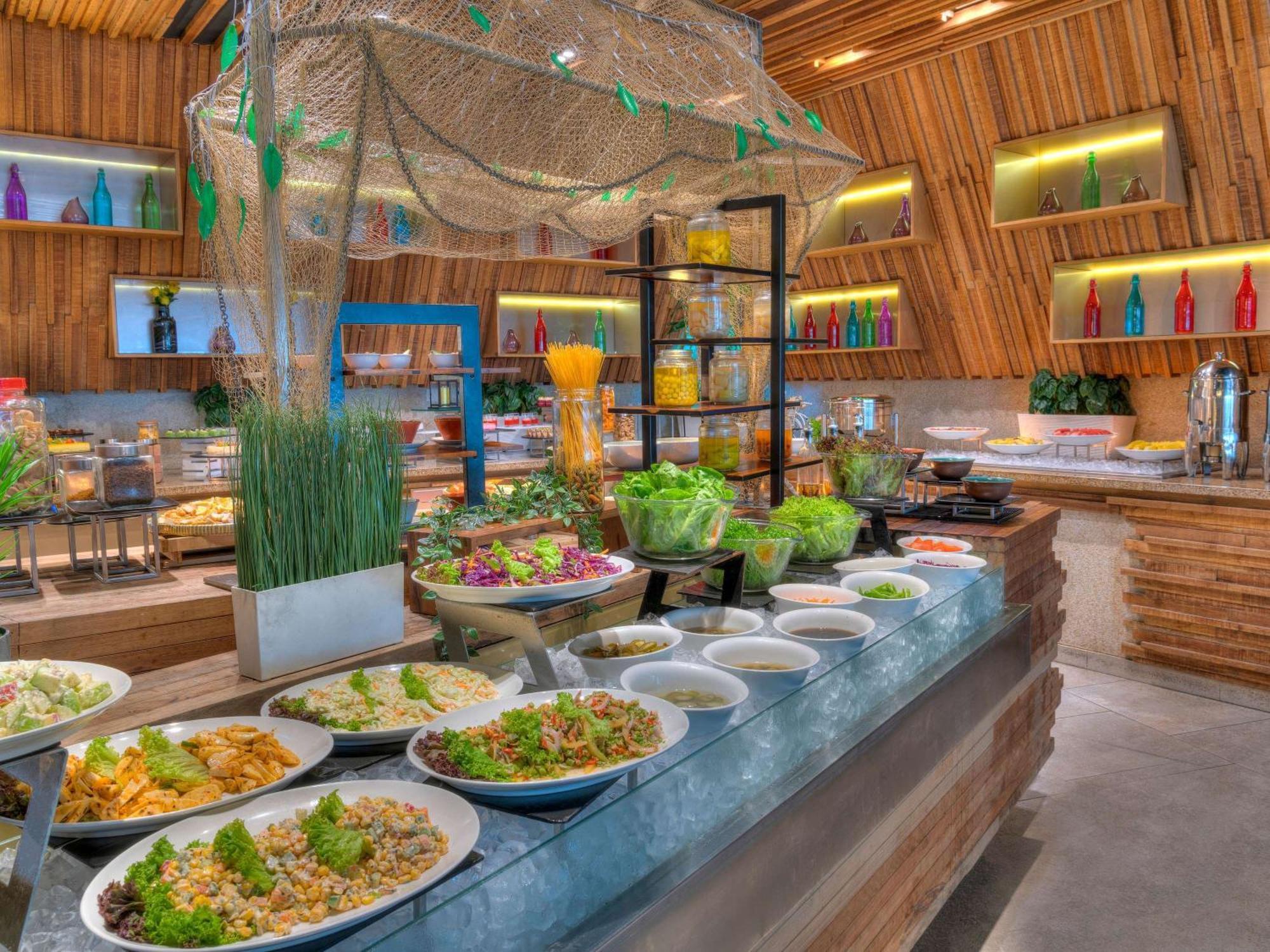 Movenpick Hotel & Convention Centre Klia Sepang Exterior foto The buffet at the resort