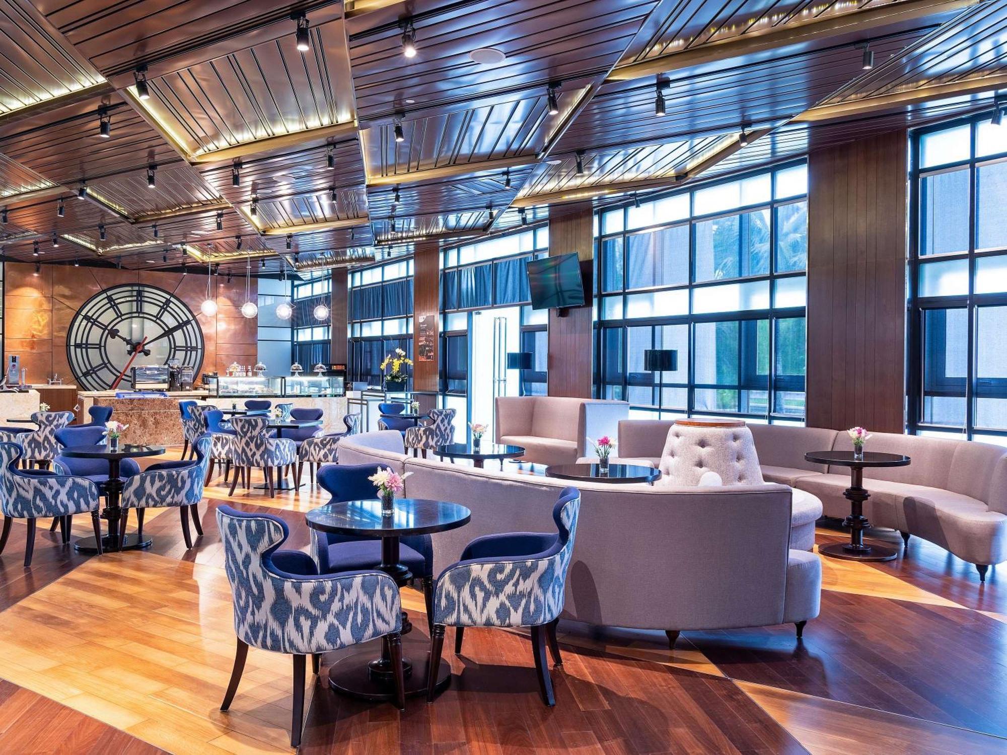 Movenpick Hotel & Convention Centre Klia Sepang Exterior foto The interior of the restaurant