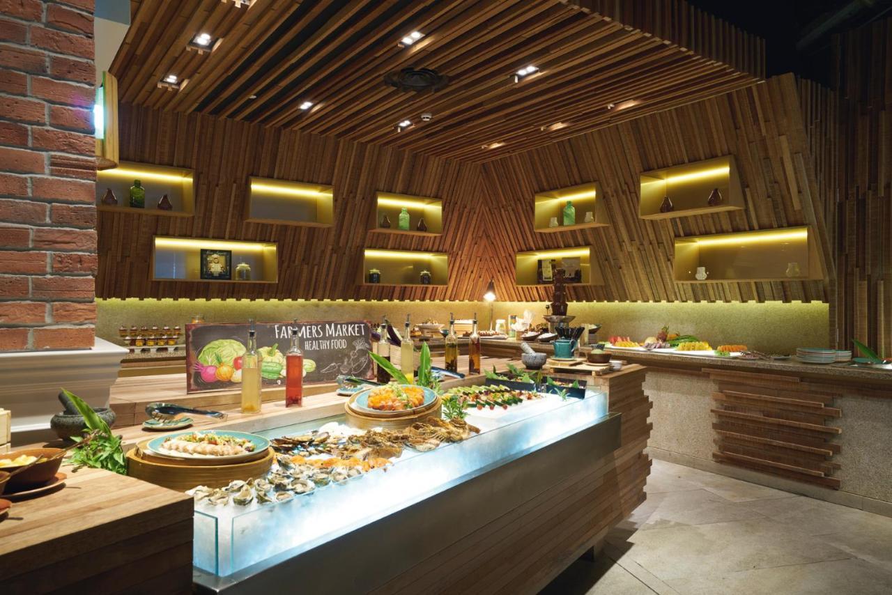 Movenpick Hotel & Convention Centre Klia Sepang Exterior foto The buffet at the hotel