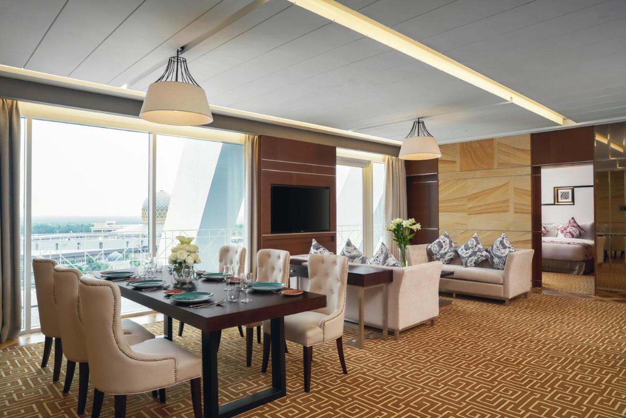 Movenpick Hotel & Convention Centre Klia Sepang Exterior foto A suite at the hotel